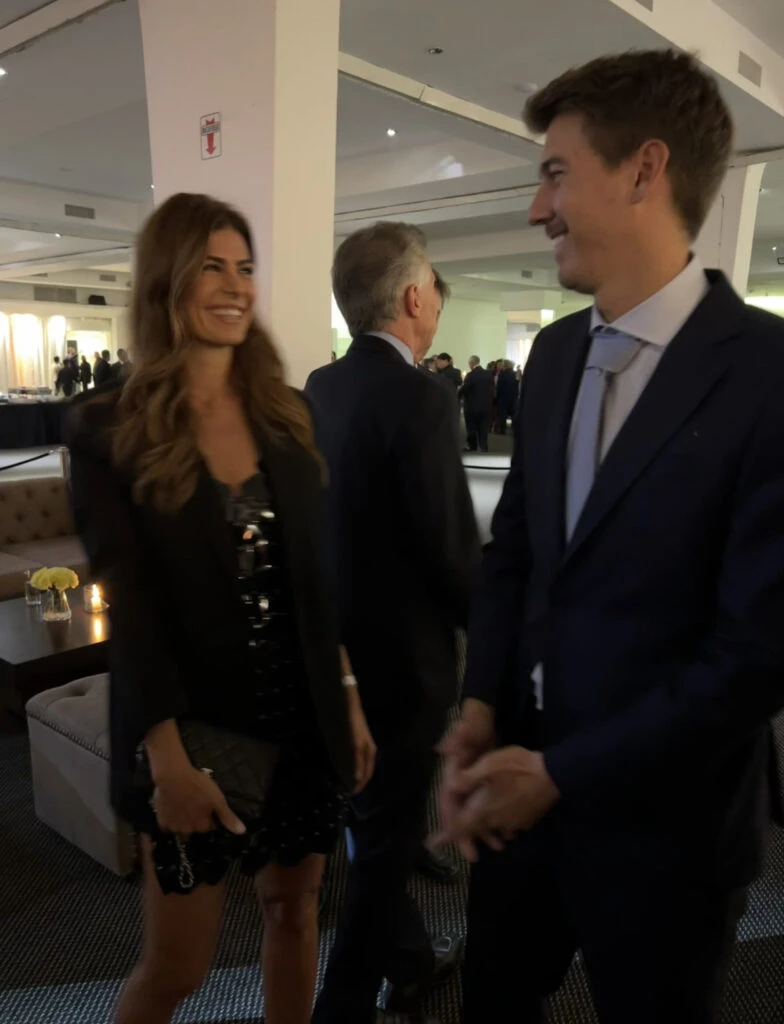 Juliana Awada impactó con su look más fashionista. Twitter: @felipeferrandes.