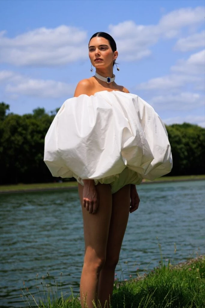 Alerta tendencia: los tops off the shoulder más chic del otoño