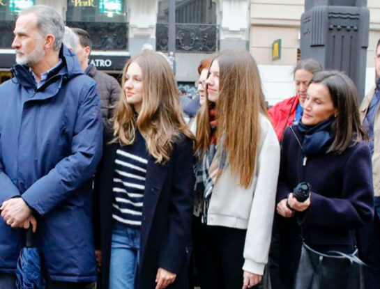 El look de lluvia más canchero de Letizia y sus hijas en la procesión de Semana Santa