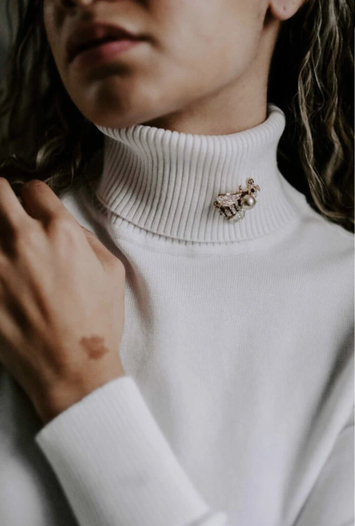 Los broches son el accesorio más trendy de este otoño 2024. Foto: Pinterest.