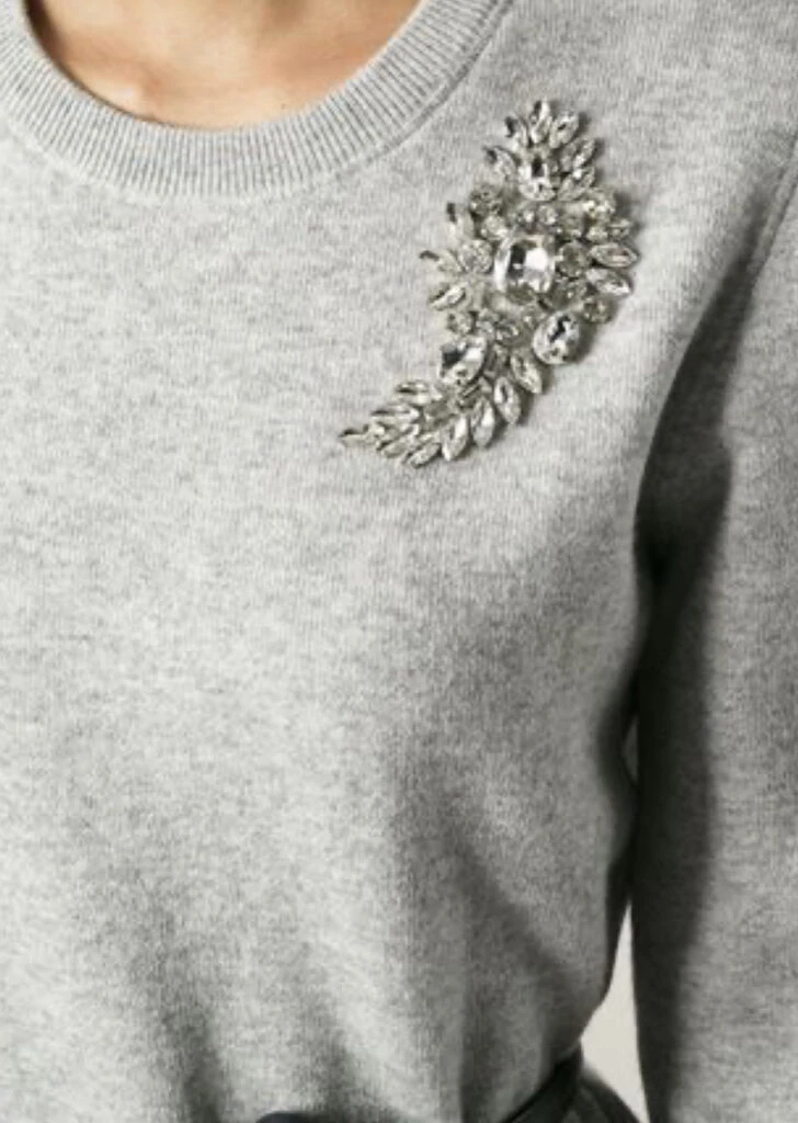 Los broches son el accesorio más trendy de este otoño 2024. Foto: Pinterest.