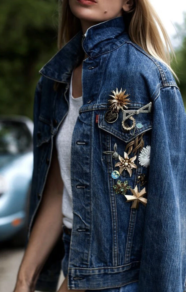 Los broches son el accesorio más trendy de este otoño 2024. Foto: Pinterest.
