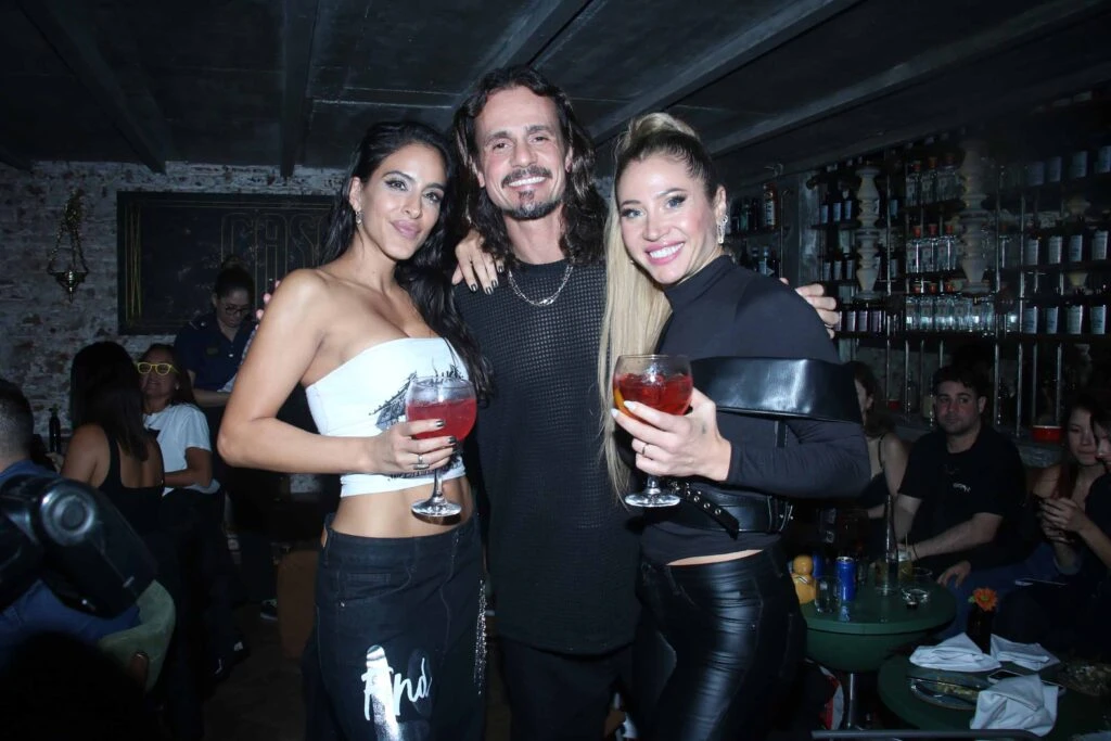 Celeste Muriega y Christian Sancho con Adabel Guerrero. Foto Movilpress.