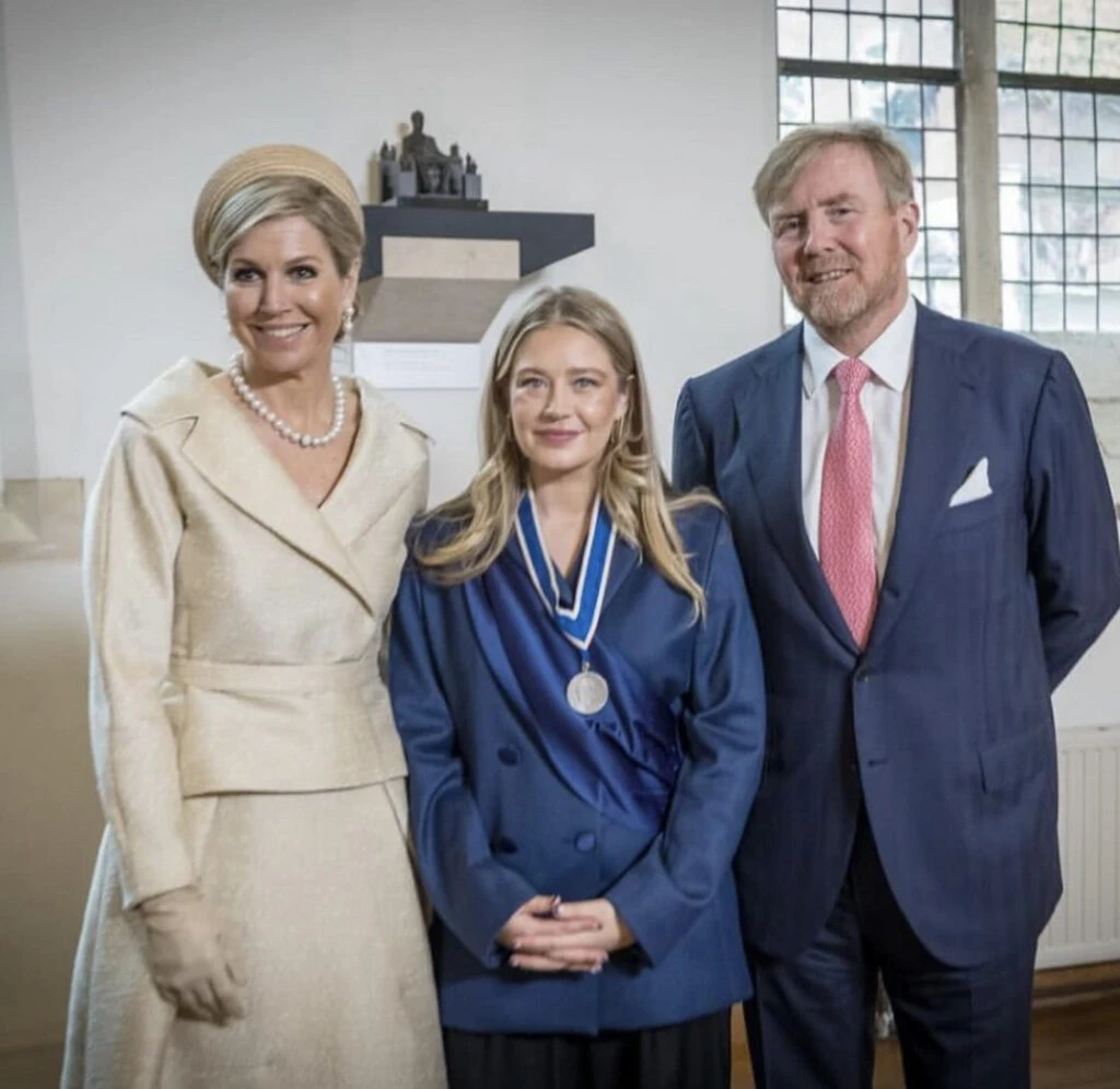 Máxima apostó por un look monocromático y marcó tendencia. Foto: Instagram. 