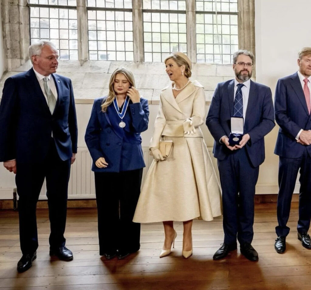 Máxima apostó por un look monocromático y marcó tendencia. Foto: Instagram. 