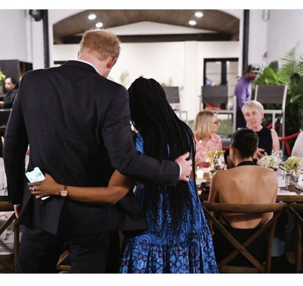 Meghan Markle da cátedra de estilo con un look total black. Foto: Instagram. 