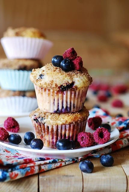 Muffins de frutos rojos y champagne: una receta bien "coquette" de Agustina Vives