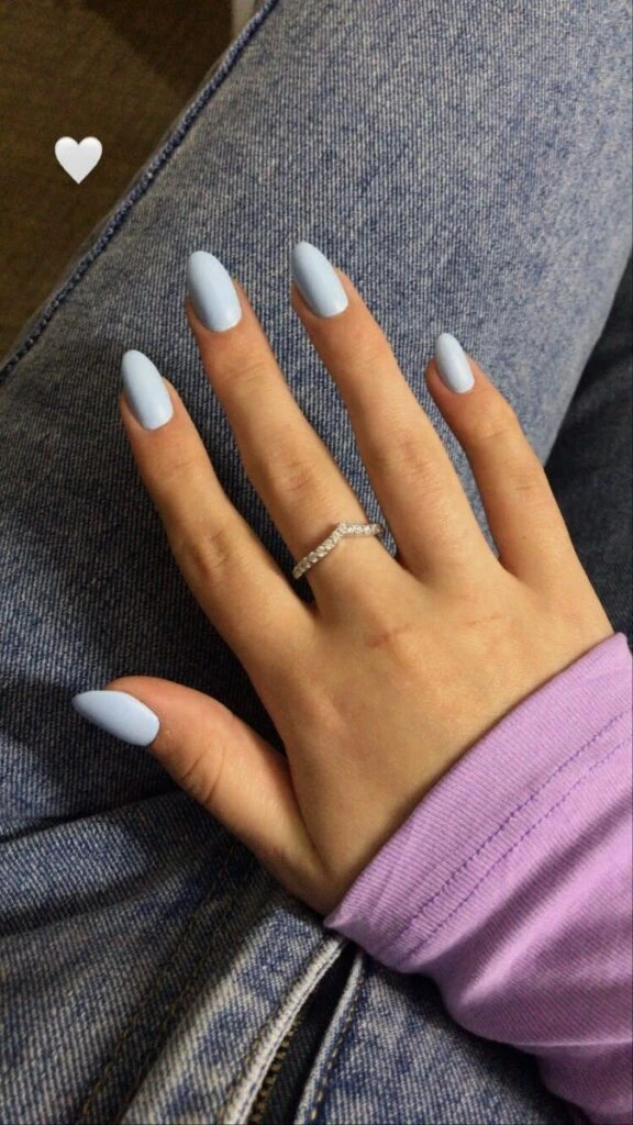 Blueberry milk nails, las uñas ideales para llevar en el invierno