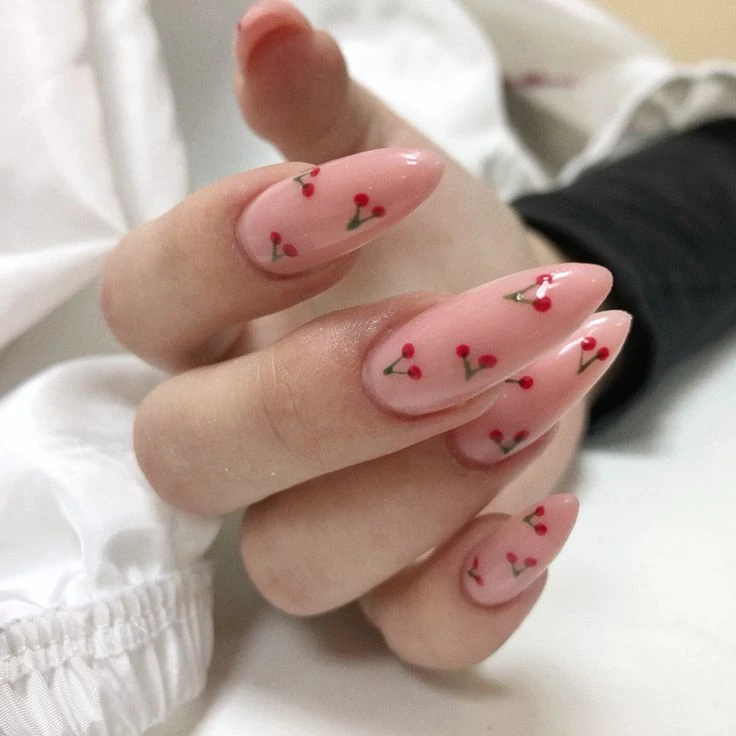 Cherry nails, la manicura más divertida que marca tendencia en el street style