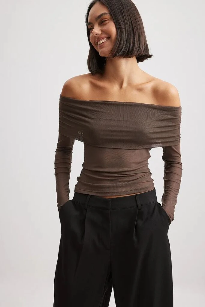 Alerta tendencia: los tops off the shoulder más chic del otoño