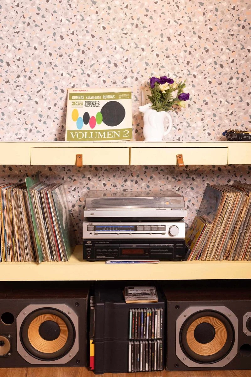 El tocadiscos, un rincón de poder y disfrute en el depto de Chacarita.