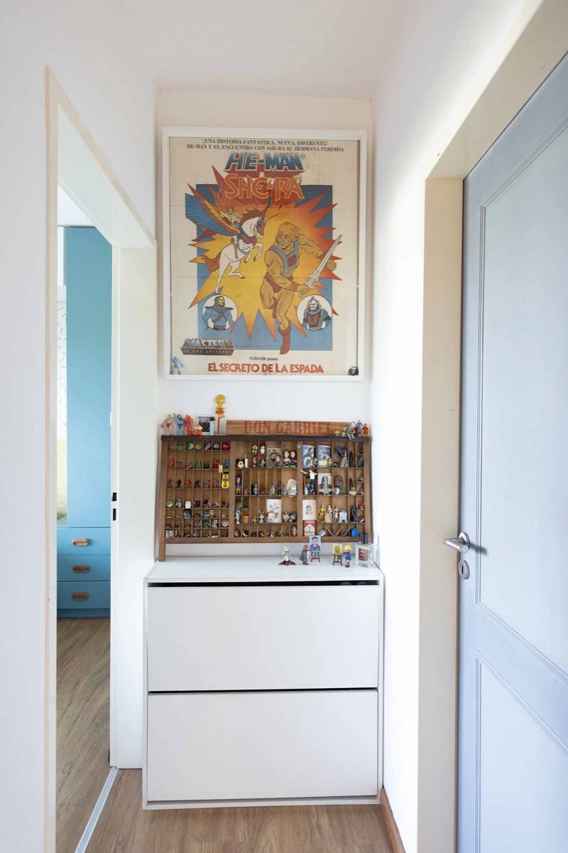 El pasillo hacia las habitaciones, el baño y ¡el altar de muñecos y He-Man!