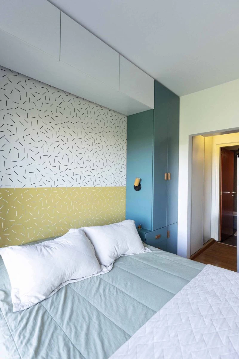 El dormitorio con muebles de guardado y wallpaper de Picnic. 