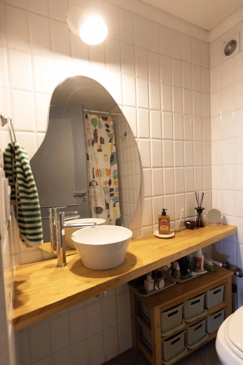 El baño social, en el pasillo del departamento.