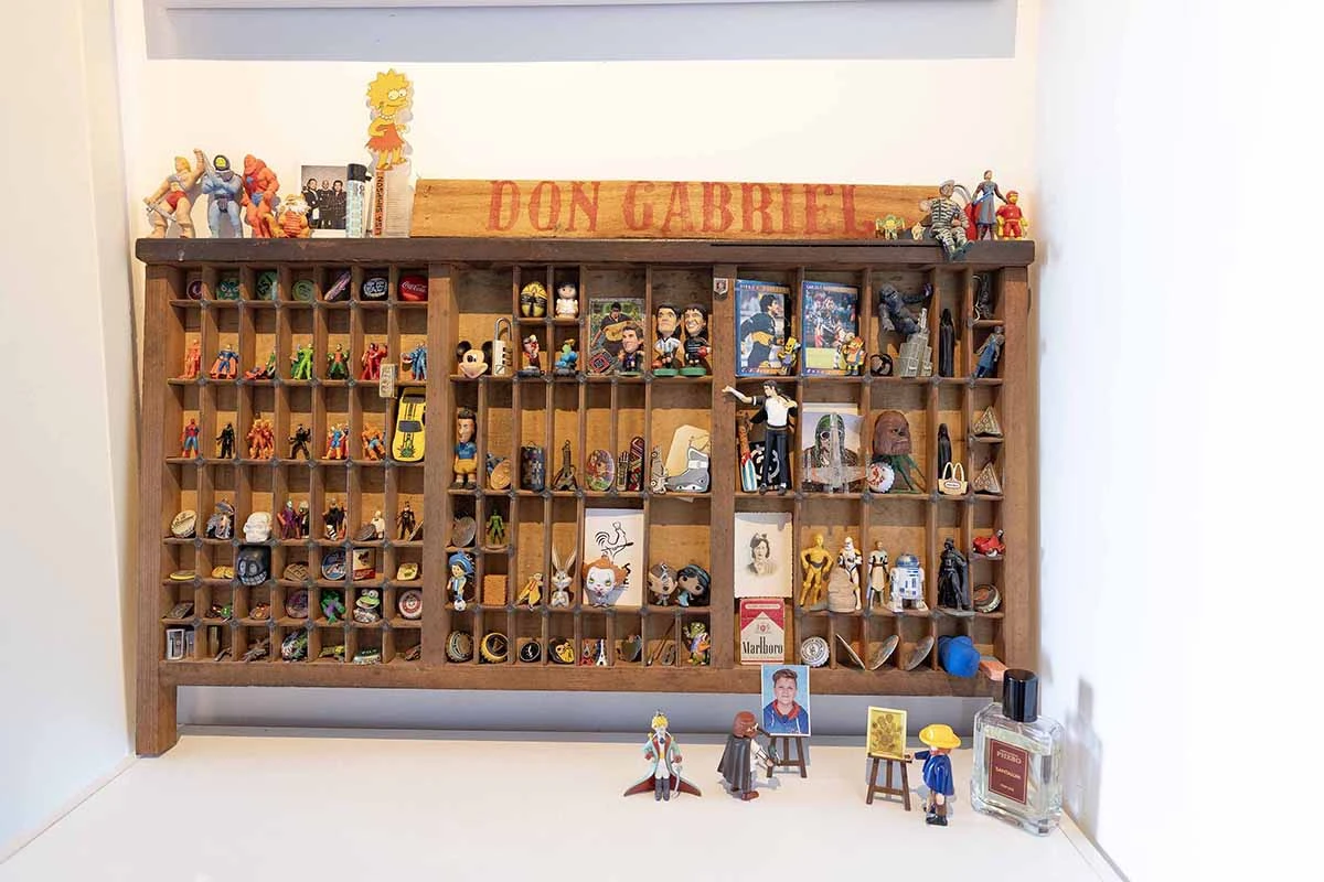 Cada muñeco y objeto de Gawa tiene su historia mínima para contar.