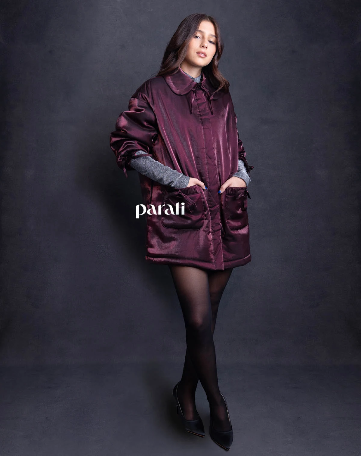 Gabán tornasol y polera de lurex @laspepasinst Medias

traslúcidas moraoficial.ok y stilettos de satin con el talón de metal @lachiadelosstilettos