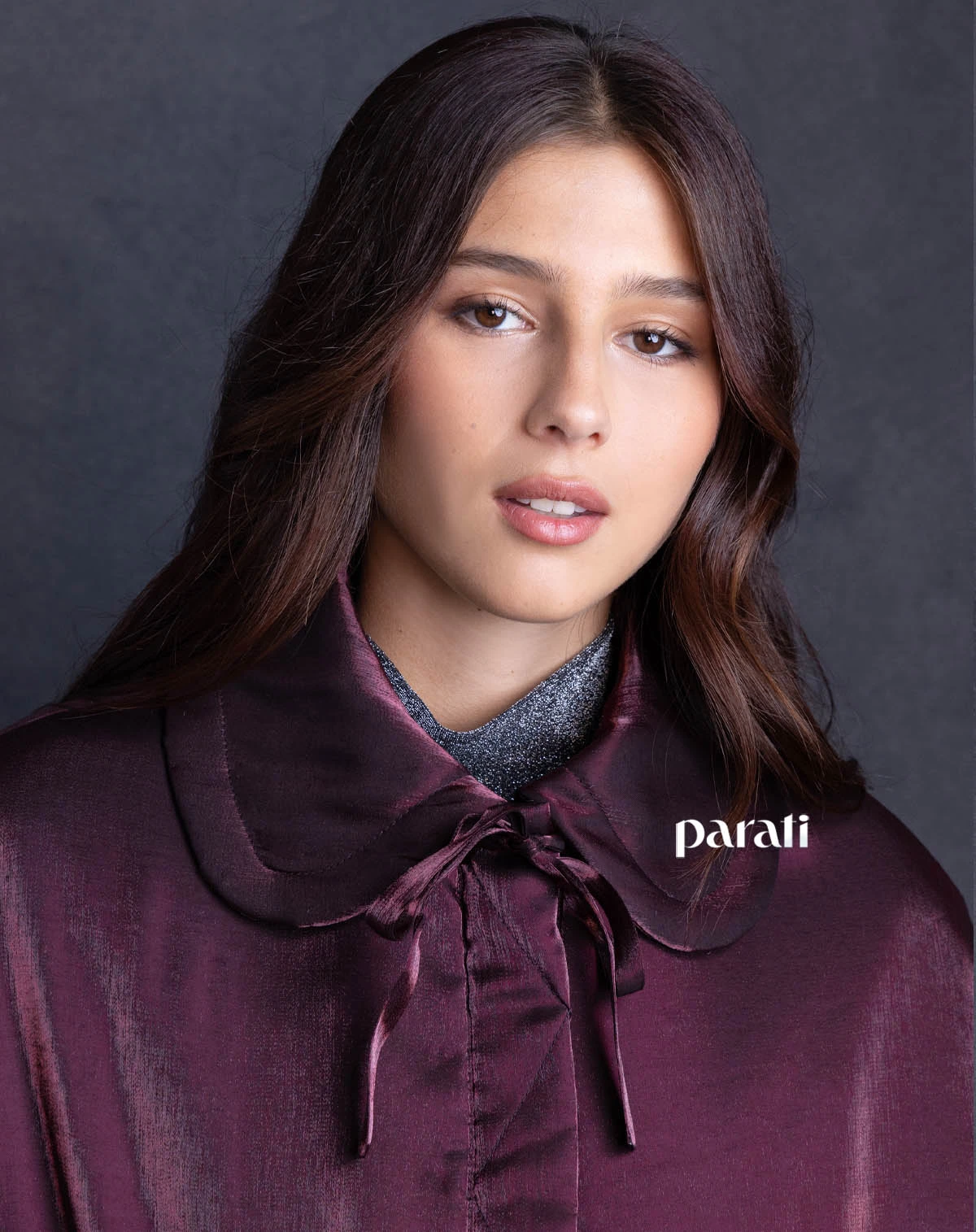 Gabán tornasol y polera de lurex @laspepasinst Medias

traslúcidas moraoficial.ok y stilettos de satin con el talón de metal @lachiadelosstilettos