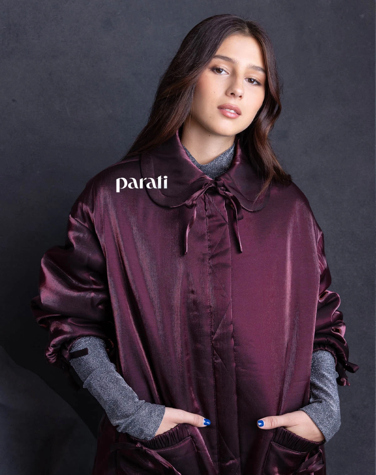 Gabán tornasol y polera de lurex @laspepasinst Medias

traslúcidas moraoficial.ok y stilettos de satin con el talón de metal @lachiadelosstilettos