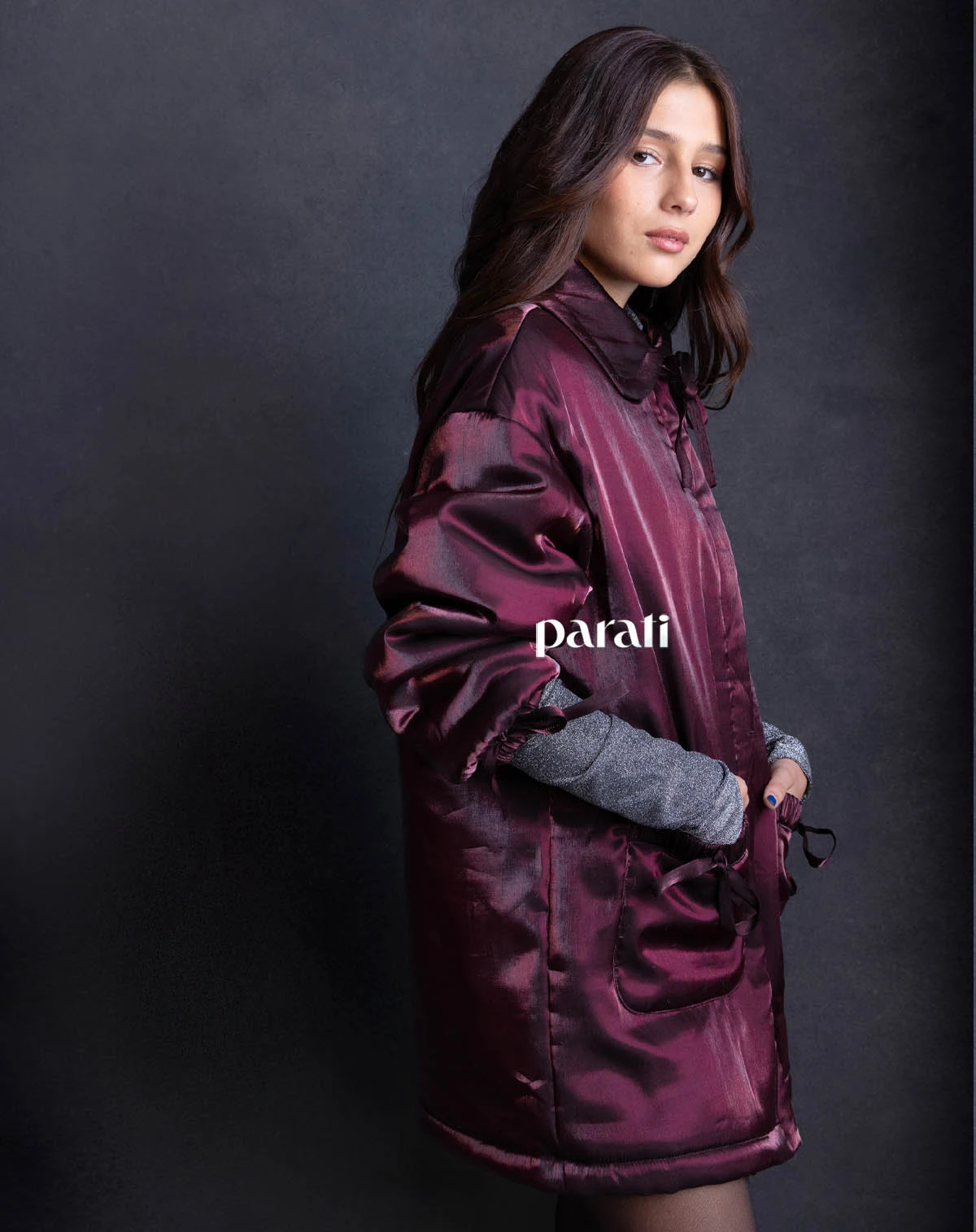 Gabán tornasol y polera de lurex @laspepasinst Medias

traslúcidas moraoficial.ok y stilettos de satin con el talón de metal @lachiadelosstilettos