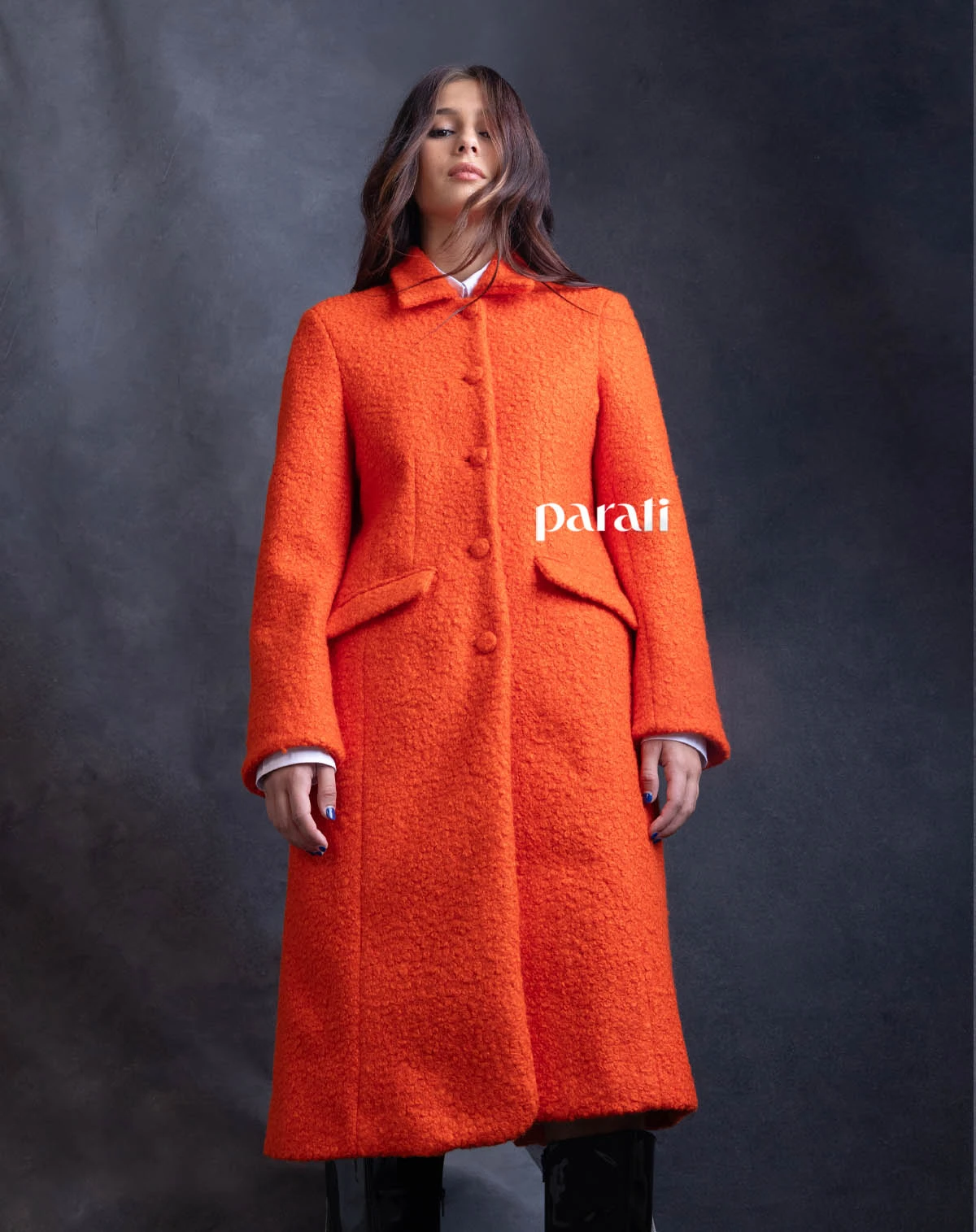 Tapado de bouclé @dbdivinabolivia y botas de charol con cadenas en los laterales @lajollashoes