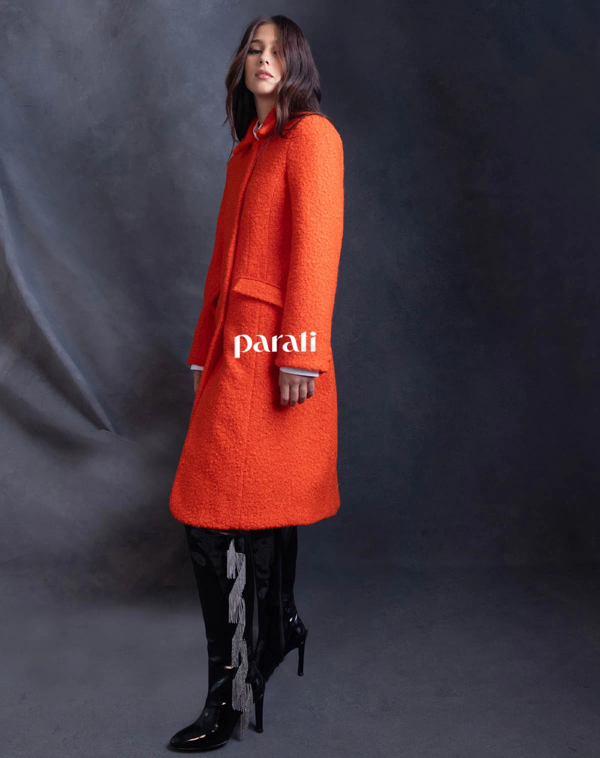 Tapado de bouclé @dbdivinabolivia y botas de charol con cadenas en los laterales @lajollashoes