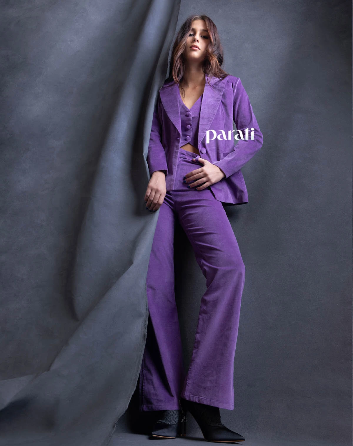 Tres piezas de saco, chaleco y pantalón de pana violeta @boon.oficial y stilettos de satin con el talón de metal @lachiadelosstilettos