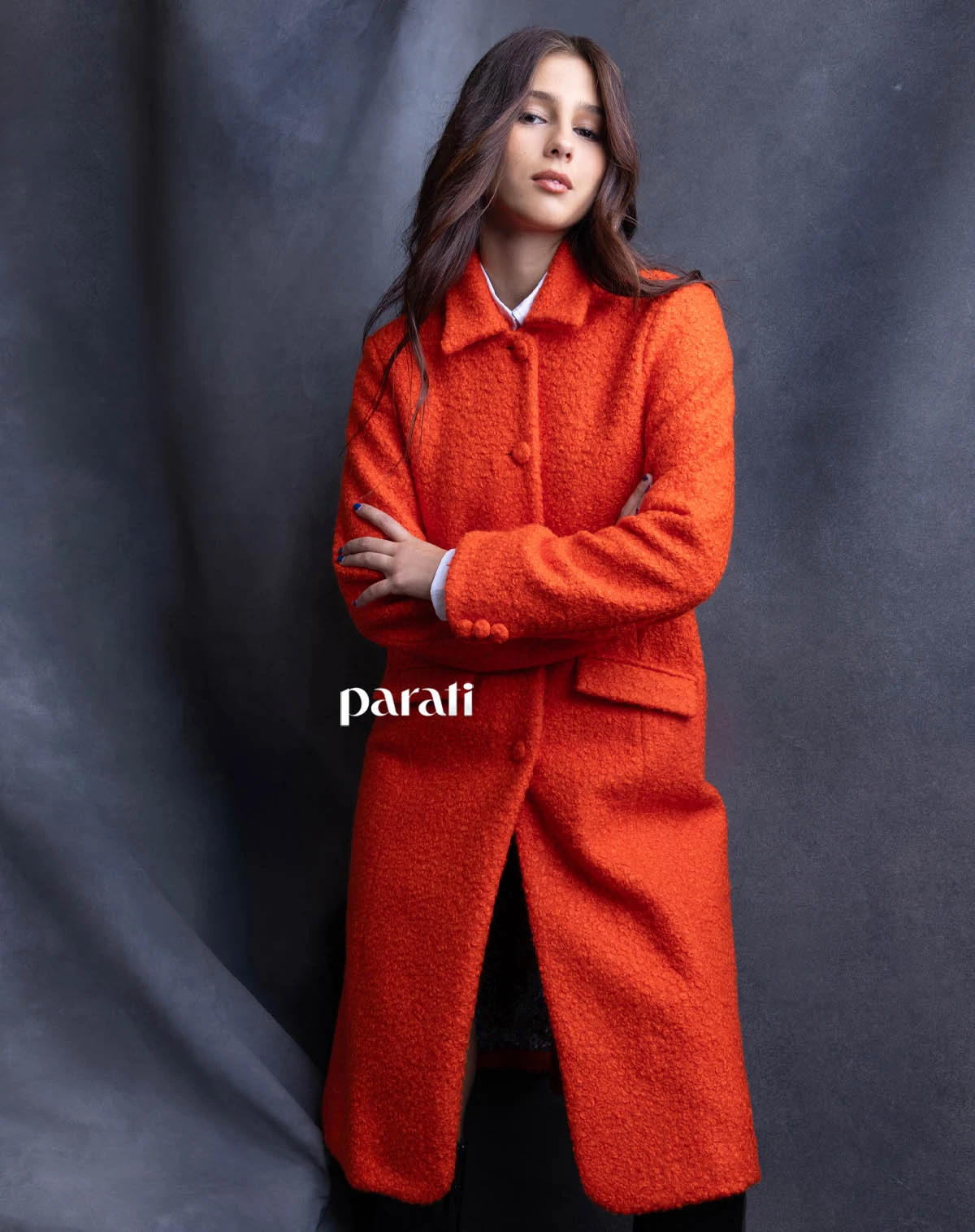 Tapado de bouclé @dbdivinabolivia y botas de charol con cadenas en los laterales @lajollashoes