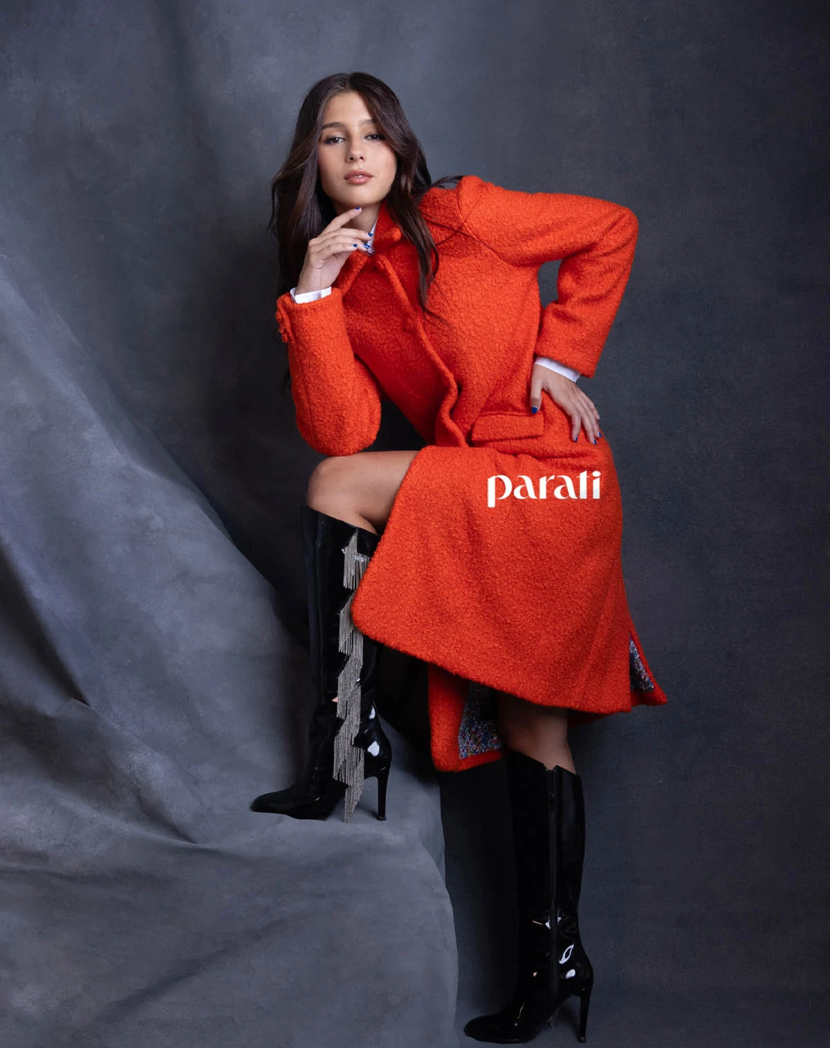 Tapado de bouclé @dbdivinabolivia y botas de charol con cadenas en los laterales @lajollashoes