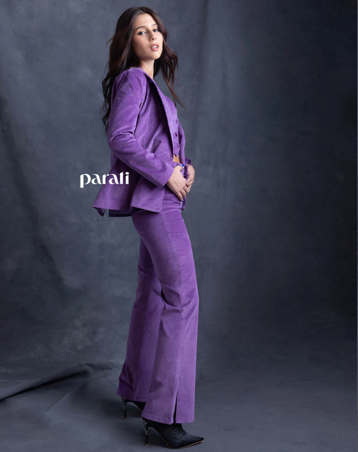 Tres piezas de saco, chaleco y pantalón de pana violeta @boon.oficial y stilettos de satin con el talón de metal @lachiadelosstilettos