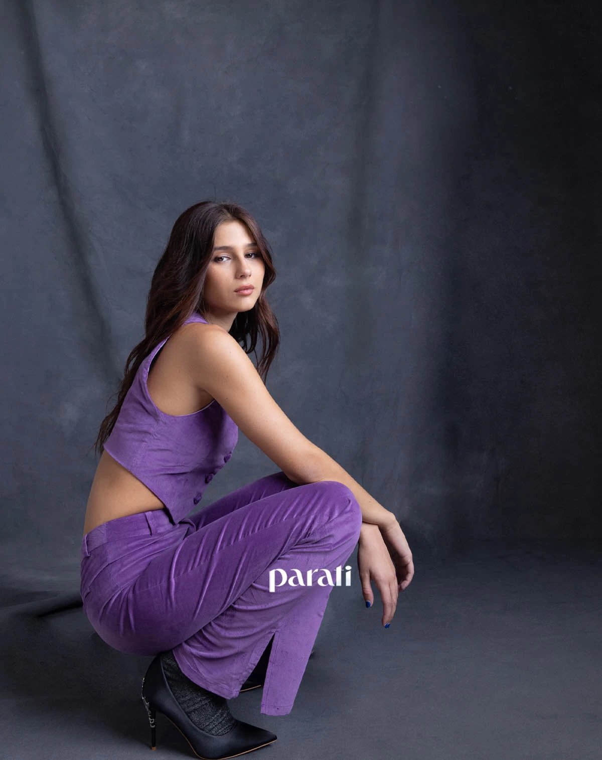 Tres piezas de saco, chaleco y pantalón de pana violeta @boon.oficial y stilettos de satin con el talón de metal @lachiadelosstilettos