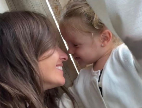 Pampita mostró un divertido momento del baño de Ana