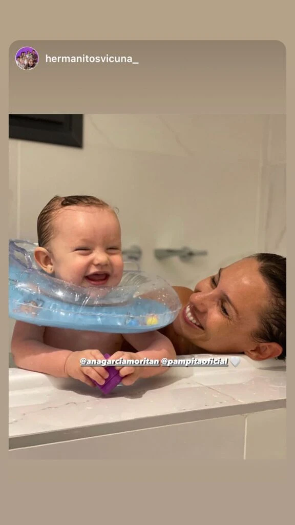 Pampita mostró un divertido momento del baño de Ana