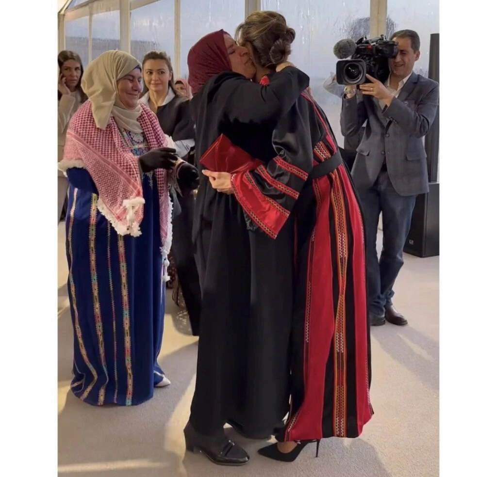 Rania de Jordania apostó por el color más trendy de este otoño 2024. Foto: Instagram. 