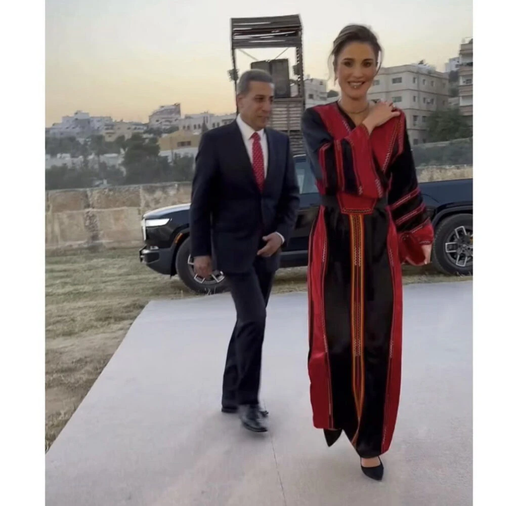 Rania de Jordania apostó por el color más trendy de este otoño 2024. Foto: Instagram. 