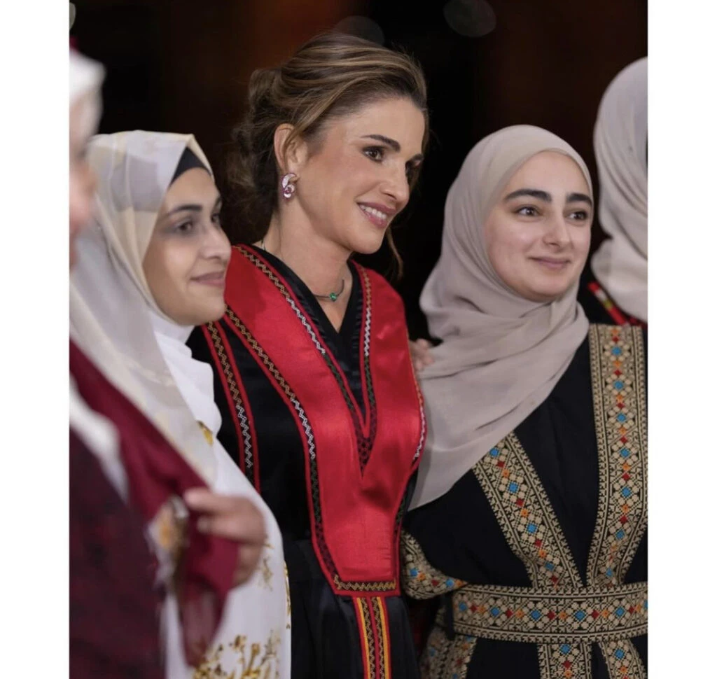 Rania de Jordania apostó por el color más trendy de este otoño 2024. Foto: Instagram. 