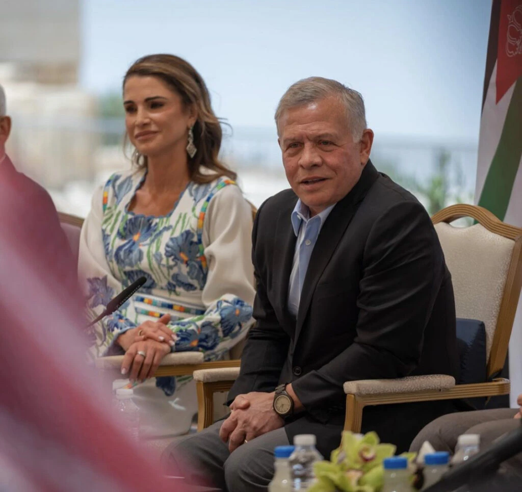 Rania de Jordania y un look floral chic. Foto: Instagram.