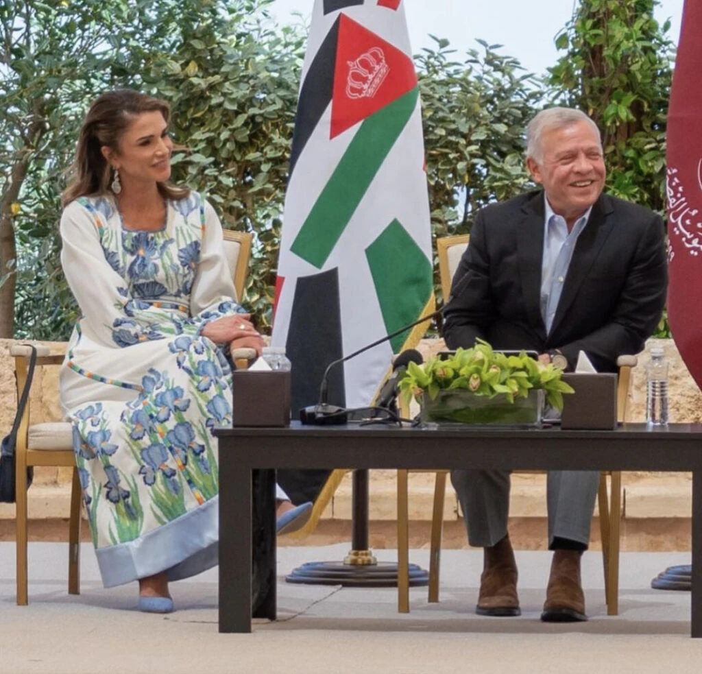 Rania de Jordania y un look floral chic. Foto: Instagram.