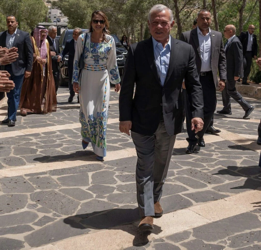 Rania de Jordania y un look floral chic. Foto: Instagram.