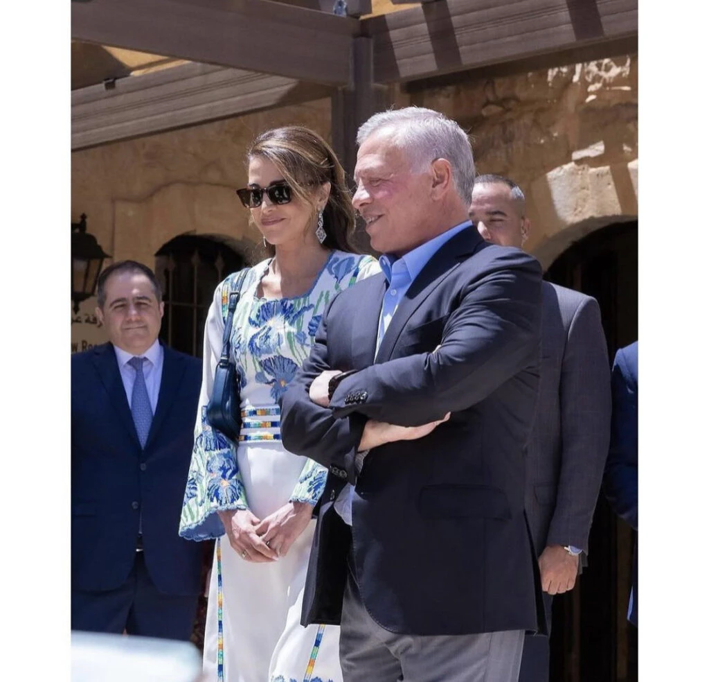 Rania de Jordania y un look floral chic. Foto: Instagram.