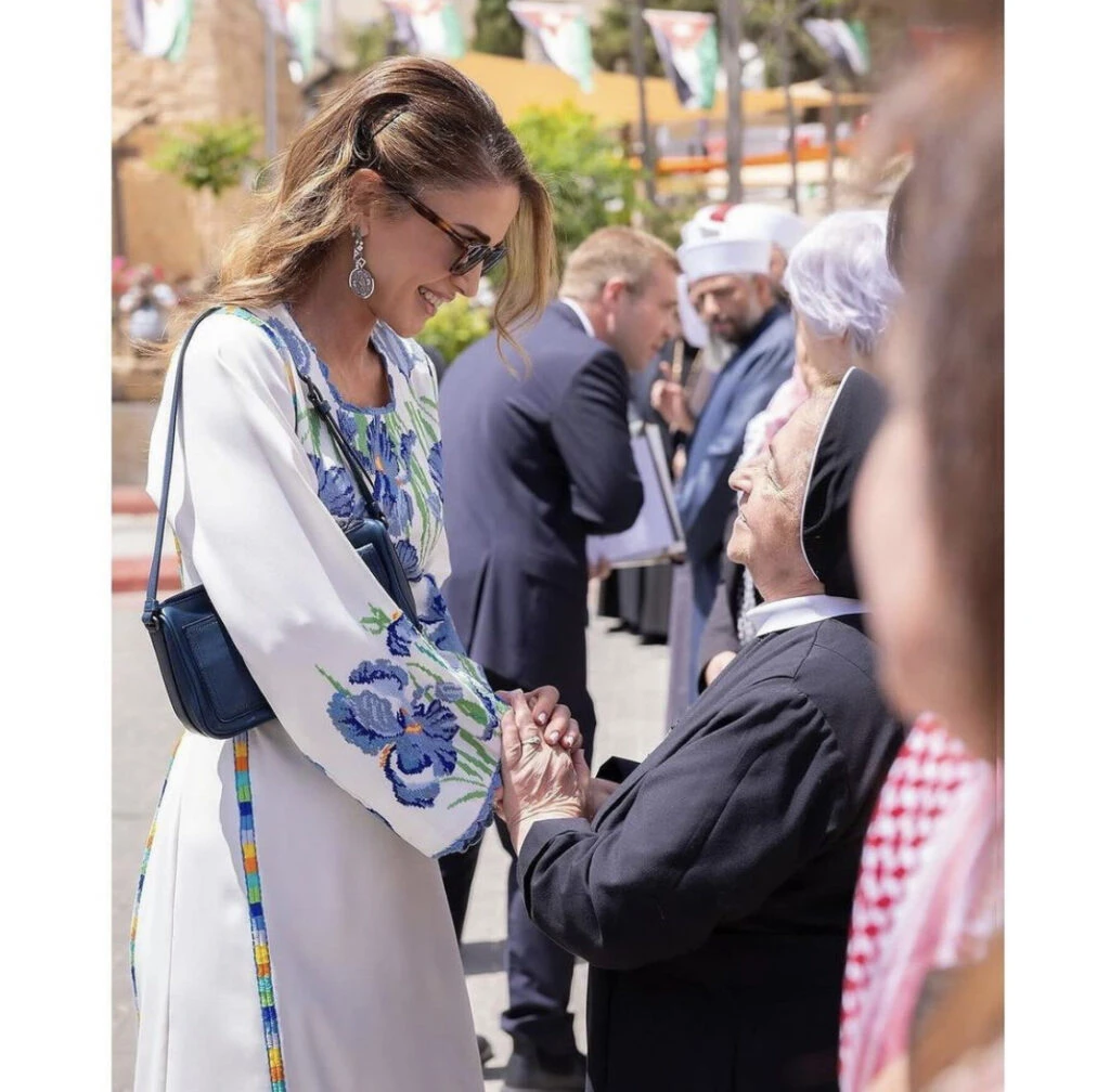 Rania de Jordania y un look floral chic. Foto: Instagram.