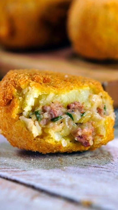La receta de las súper bombas de papa rellenas con carne y queso de Jimena Monteverde