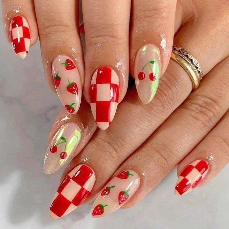 Cherry nails, la manicura más divertida que marca tendencia en el street style