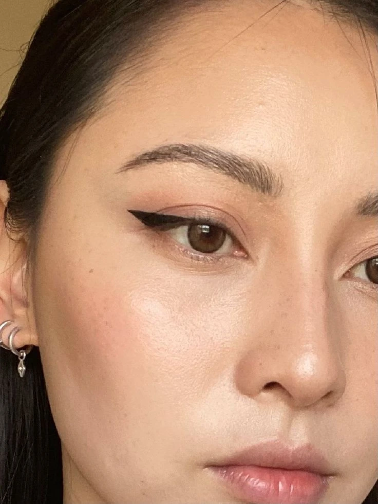 Cómo hacer el eyeliner tilde, el tip infalible para levantar el párpado caído