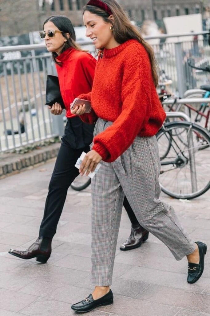 Guía de estilo: los suéteres rojos marcan tendencia en el street style