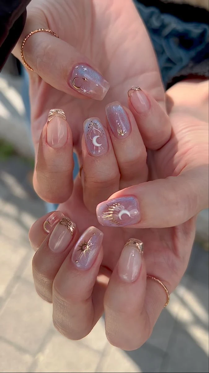 Esta manicura queda increíble con uñas bien largas.