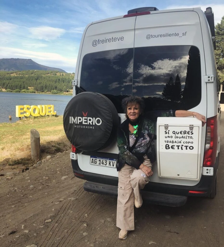 Silvia Freire posando con su motorhome