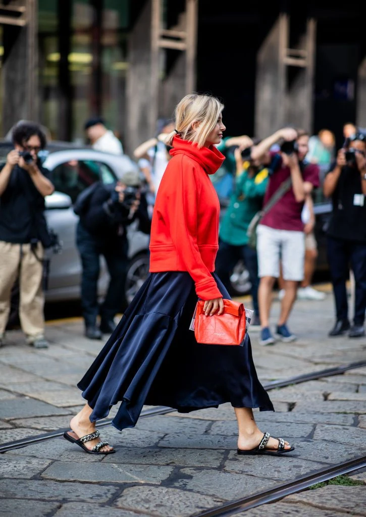 Guía de estilo: los suéteres rojos marcan tendencia en el street style