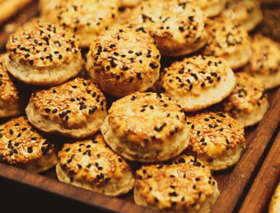 Cookies con queso azul y sésamo: la receta más original para el mate o la picada