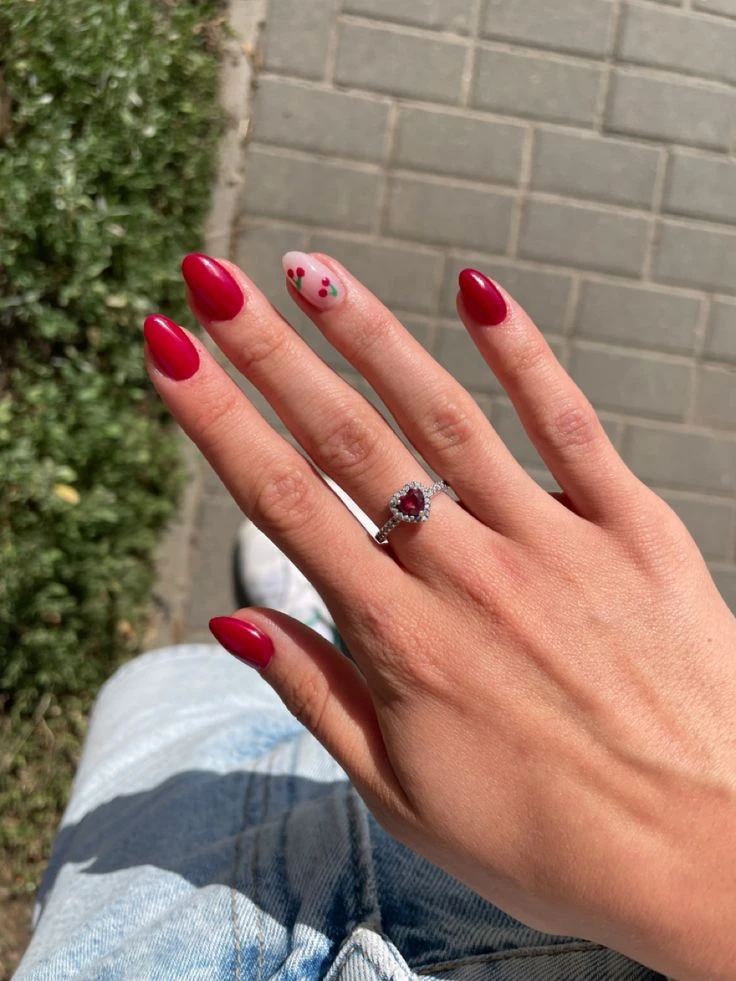 Cherry nails, la manicura más divertida que marca tendencia en el street style
