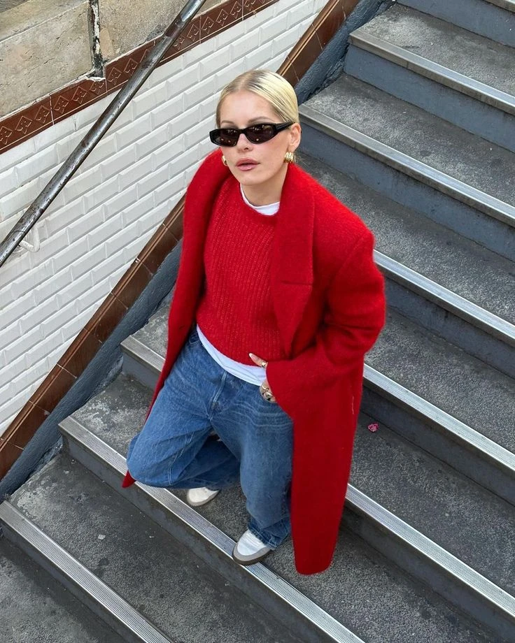 Guía de estilo: los suéteres rojos marcan tendencia en el street style